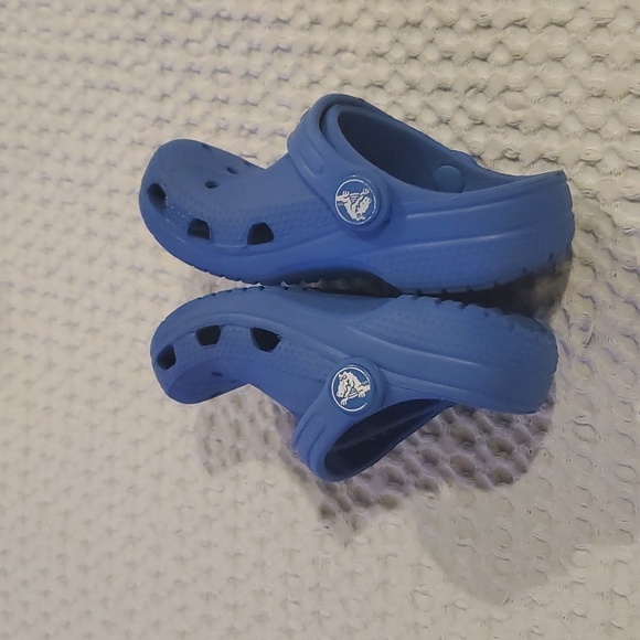 Boys Blue Crocs size 8-9 (5) - Picture 3 of 5